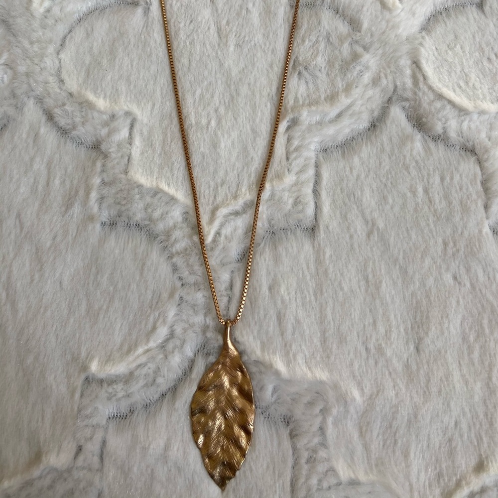 💵Moving Sale💵 Leaf Necklace